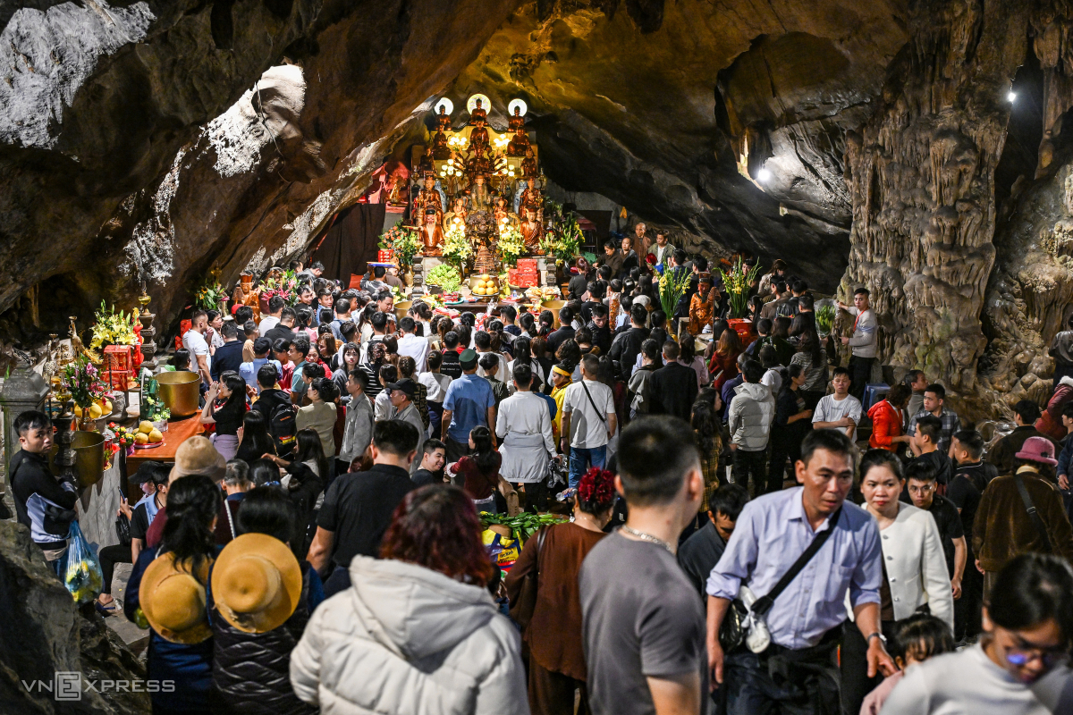 Gallery - Hàng vạn người dự khai hội chùa Hương - Báo VnExpress
