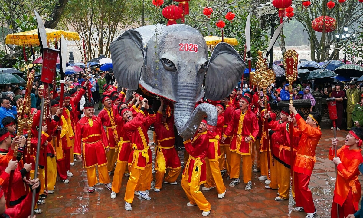 Gallery - Rước kiệu trong mưa tại hội Gióng - Báo VnExpress