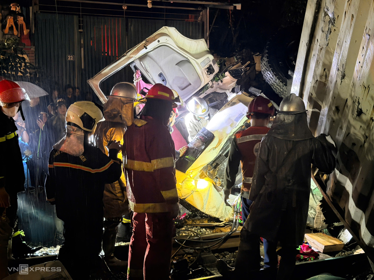 Gallery - Hiện trường tàu SE3 tông nát xe tải - Báo VnExpress