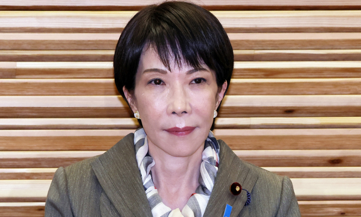 Thủ tướng Nhật Bản vướng rắc rối vì tặng quà cho hơn 300 nghị sĩ