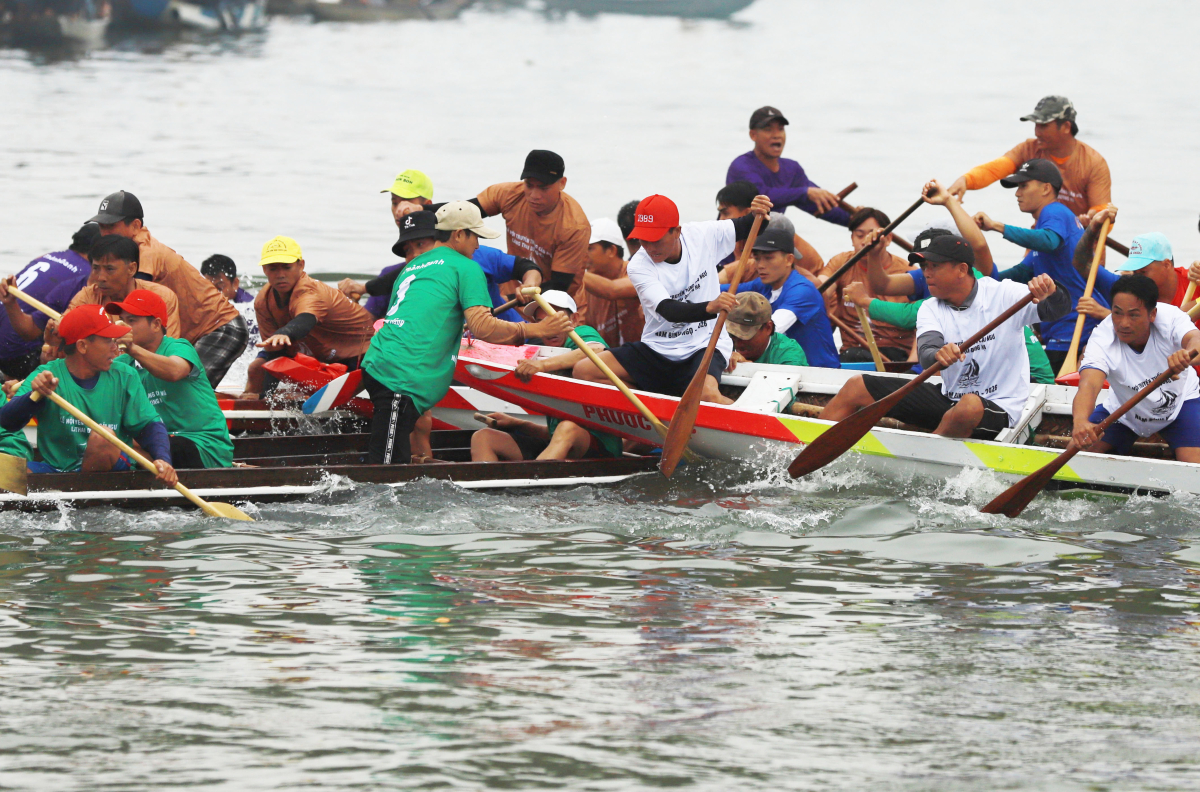 Gallery - Kịch tính đua thuyền trong Lễ cầu ngư cửa biển Thuận An - Báo VnExpress