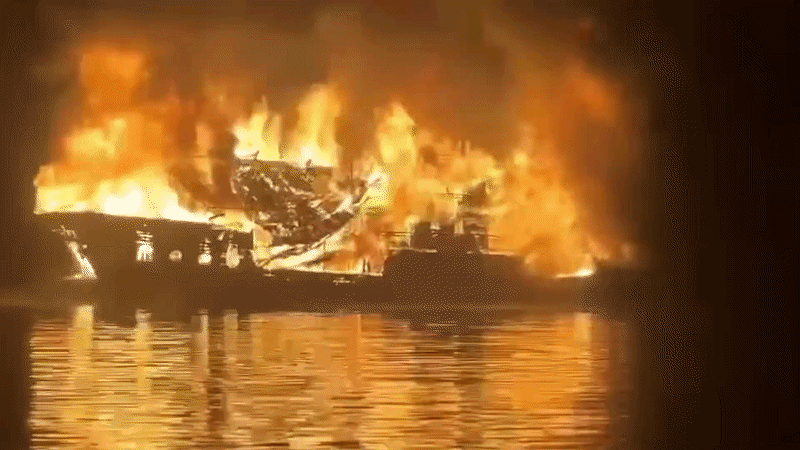 Lửa thiêu rụi tàu du lịch trên vịnh Hạ Long