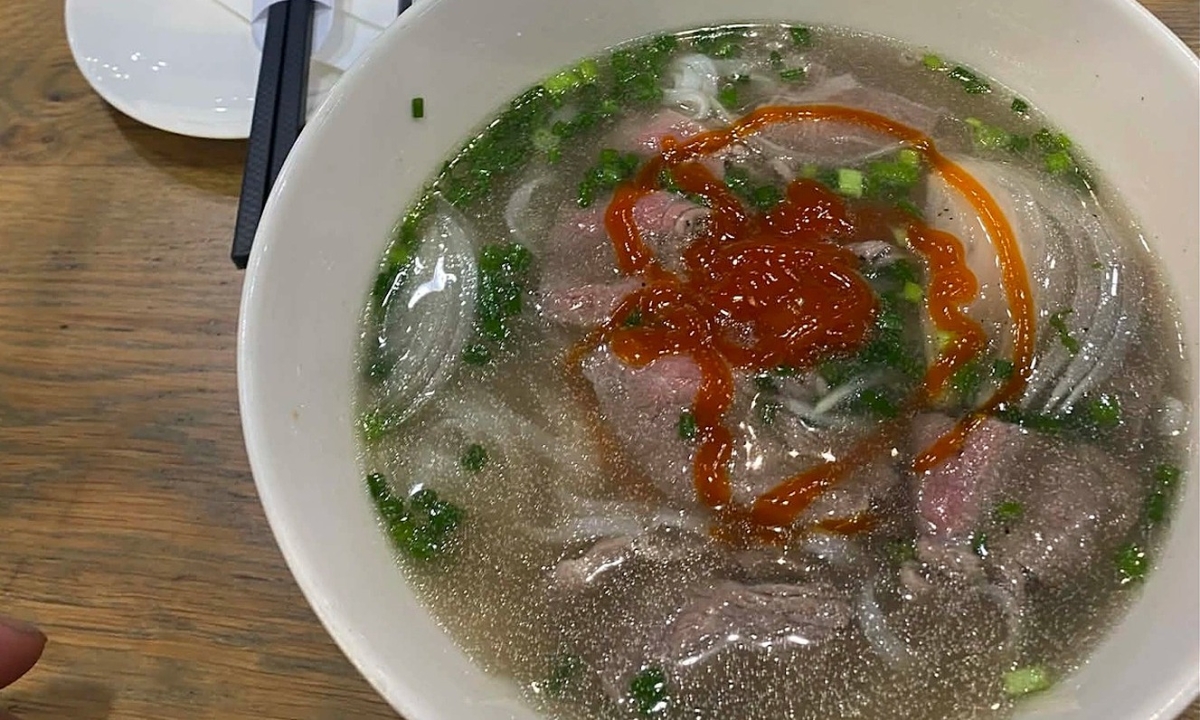 Bát phở bò giá 346.000 đồng ở sân bay đắt hay rẻ?
