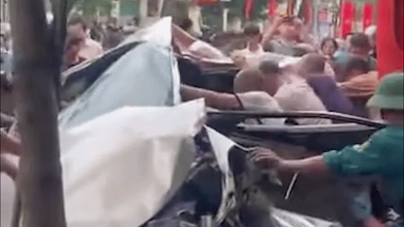 Hàng chục người nạy cửa ôtô bẹp dúm, cứu hai phụ nữ mắc kẹt