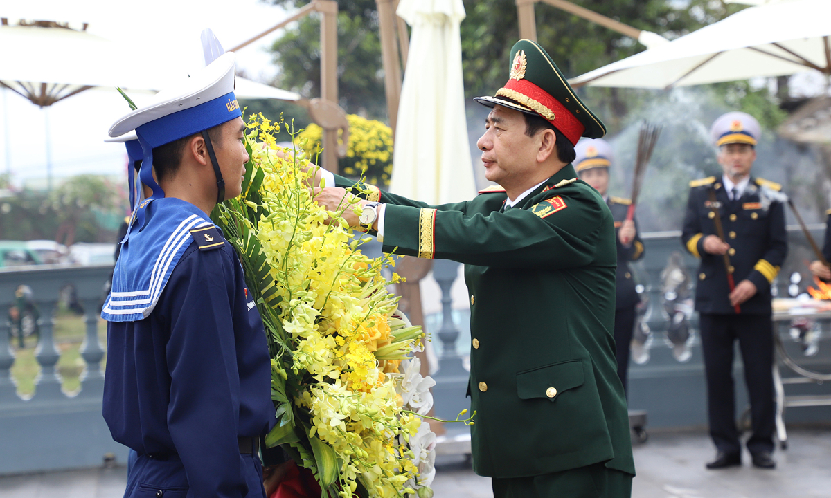 Bộ trưởng Quốc phòng dâng hương tưởng niệm đại tướng Võ Nguyên Giáp