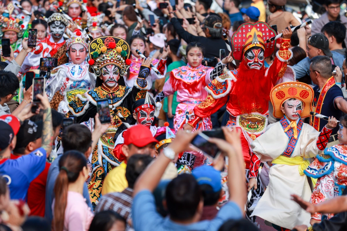 Gần 1.000 người Hoa hóa trang diễu hành ở TP HCM