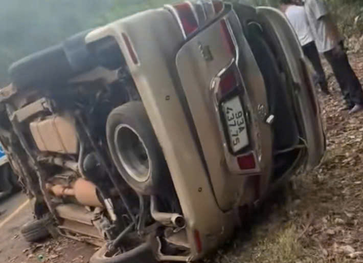 Ôtô lật khi ôm cua, hai người tử vong