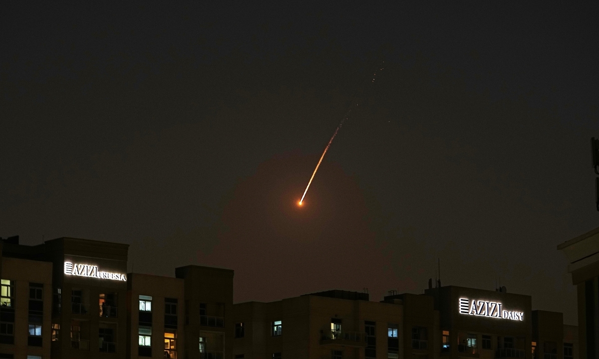 Tên lửa trả đũa của Iran làm rung chuyển các thành phố Vùng Vịnh