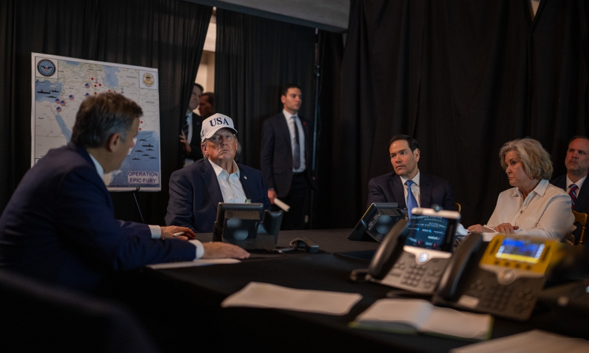 Nhà Trắng công bố ảnh ông Trump theo dõi chiến dịch không kích Iran