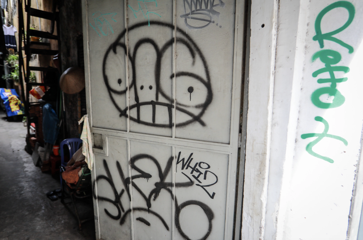 Nỗi đau thành phố khi tường vừa mới sơn, cửa cuốn bị graffiti bôi bẩn