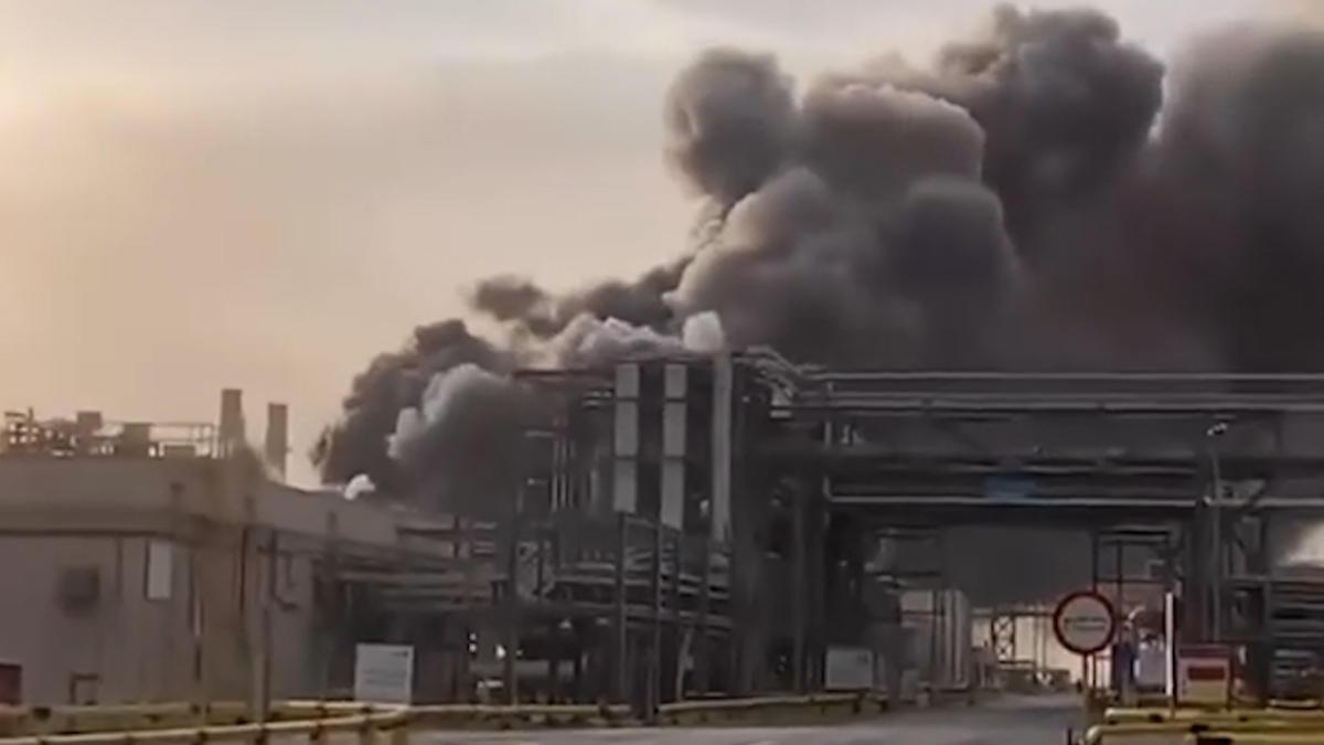 UAV Iran tấn công vào nhà máy lọc dầu lớn nhất Arab Saudi