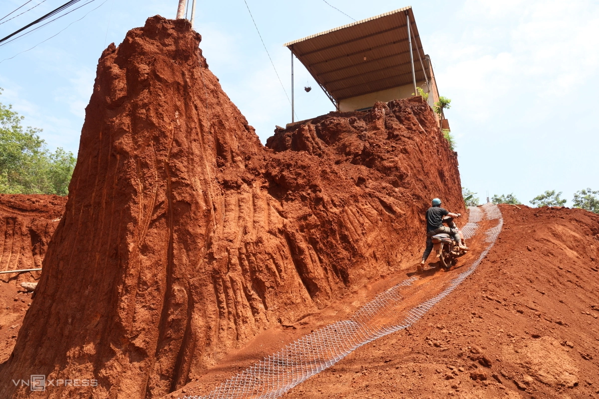 View - Nhà dân nằm chênh vênh trên tỉnh lộ sau mở rộng - Báo VnExpress