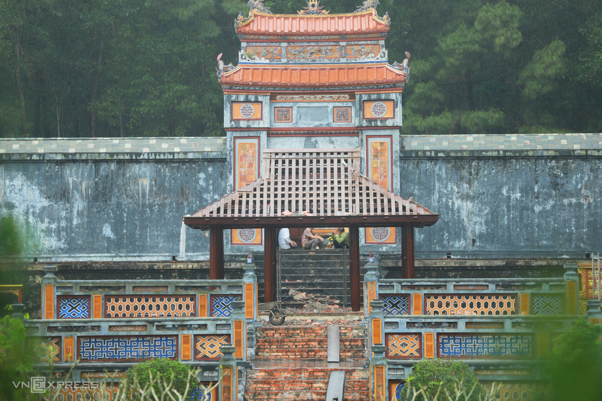 Tháo dỡ nhà rường dựng trái phép ở lăng hoàng thái hậu Từ Dụ