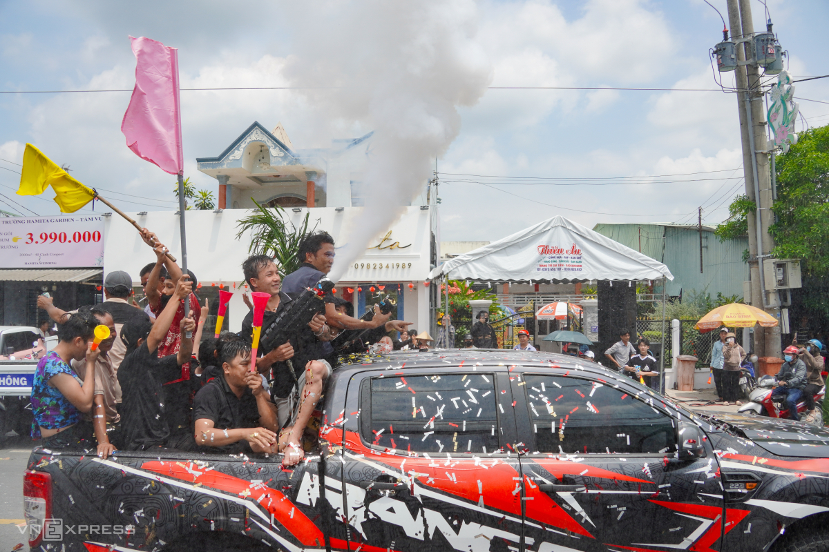 Ném bột mì, té nước ở lễ hội Làm Chay