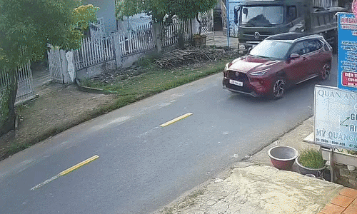 Vượt ẩu, xe con bị xe tải đâm xoay ngang