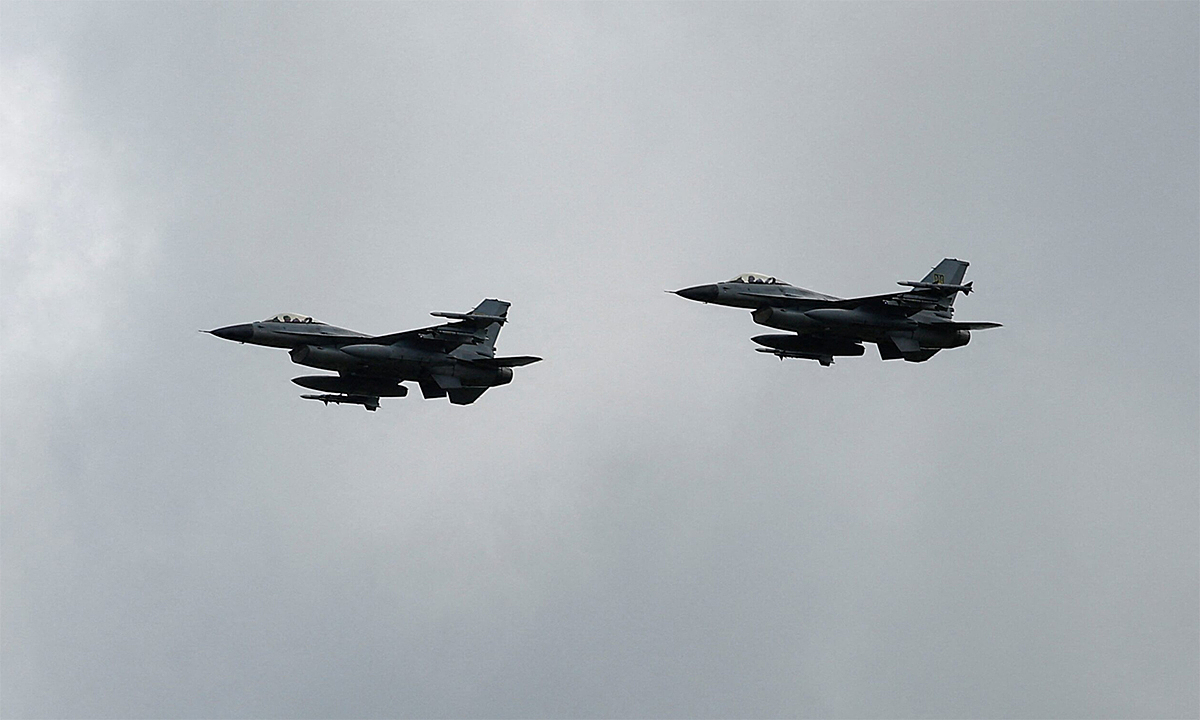 Cạn tên lửa, F-16 Ukraine phải dùng 'đạn phóng xịt' để đối phó UAV Nga