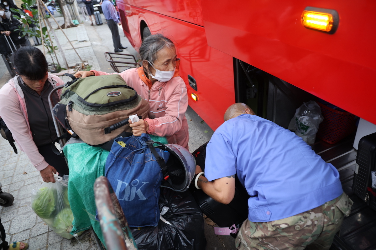 Gần 2.000 khách bị ảnh hưởng bởi sự cố sà lan tông cầu Ghềnh