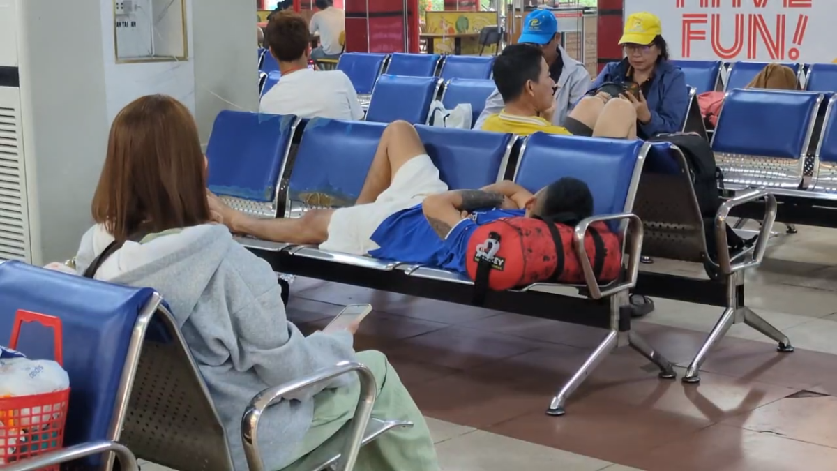 Hàng trăm khách vạ vật ở ga Sài Gòn vì sự cố cầu Ghềnh