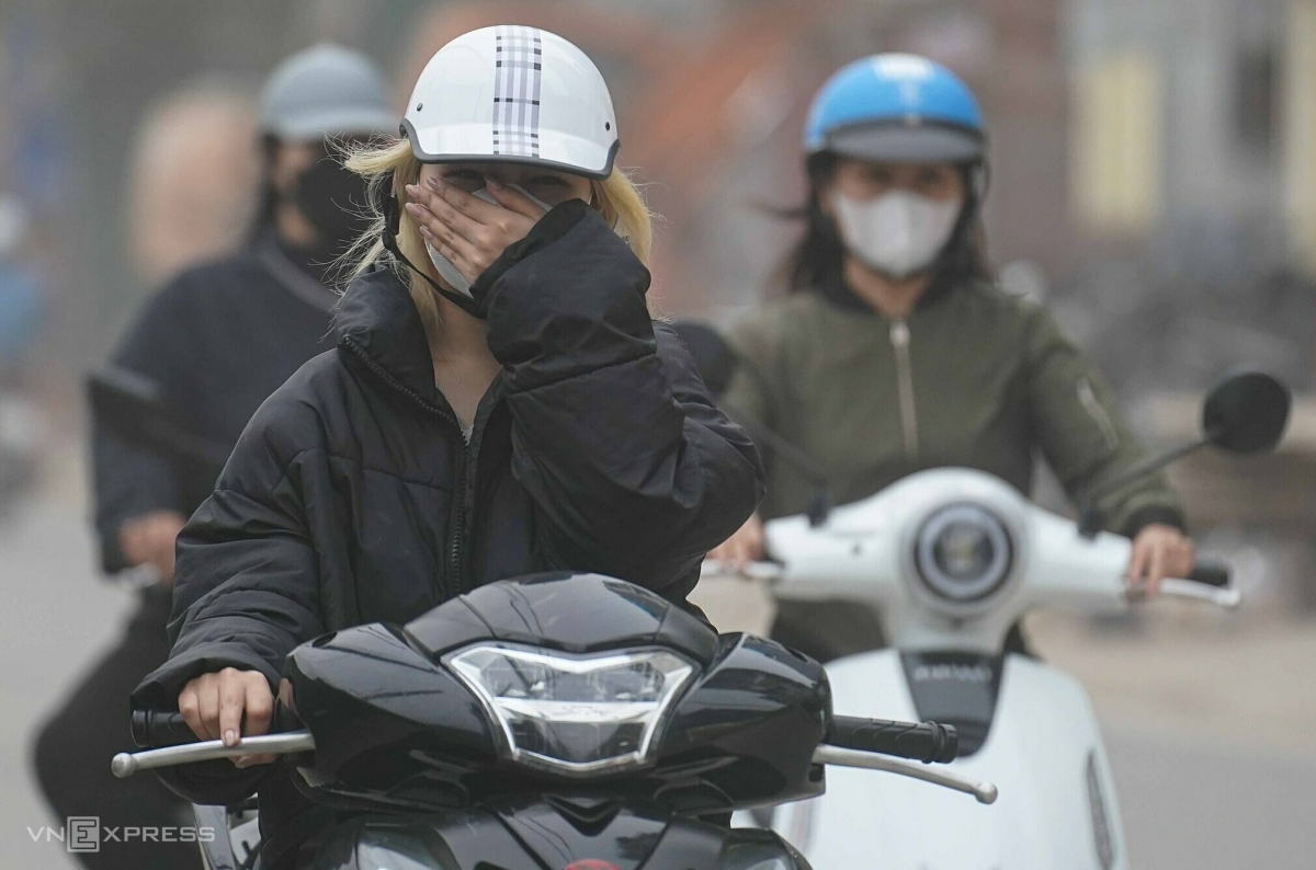 Bụi mù mịt trên các tuyến đường đang thi công ở Hà Nội