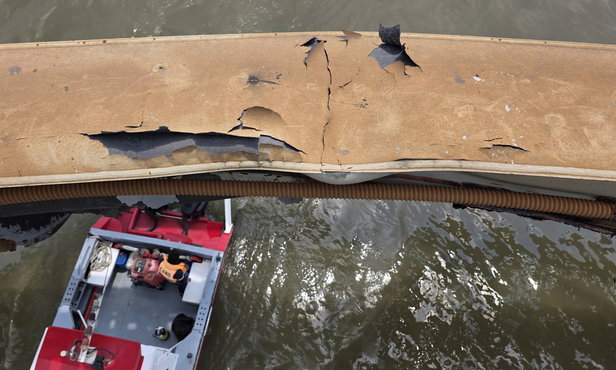 Hiện trường sà lan tông cầu Ghềnh ở Đồng Nai