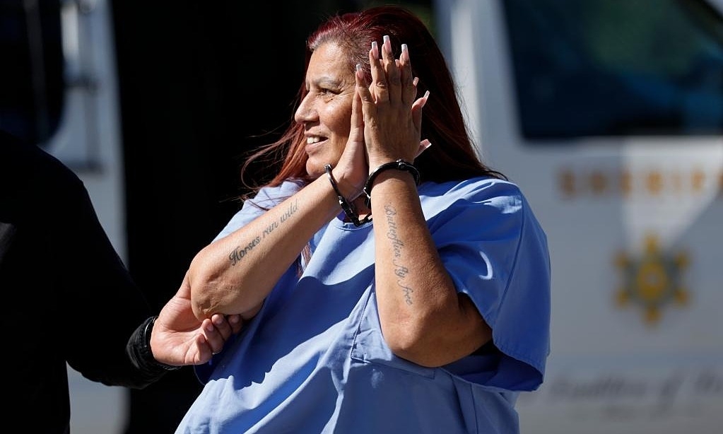 'Nữ hoàng' băng đảng California tươi cười khi bị bắt