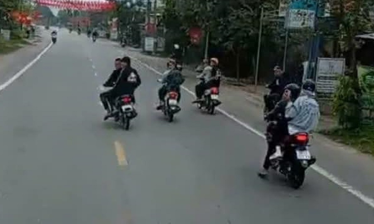 Lạng lách trước xe quân sự để 'cổ vũ bạn nhập ngũ'