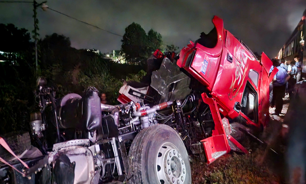 Gallery - Hiện trường vụ tàu hoả tông ôtô đầu kéo vỡ đôi ở Quảng Ngãi - Báo VnExpress