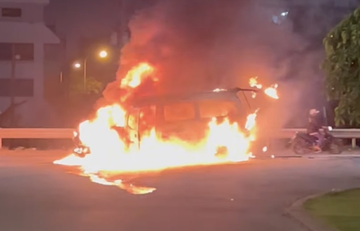 Ôtô cháy ngùn ngụt trước khu dân cư ở TP HCM