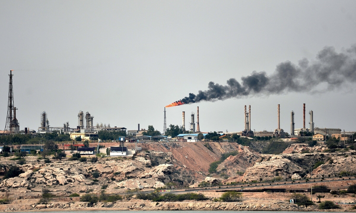 Đảo Kharg - 'huyết mạch dầu mỏ' Iran từng bị Mỹ nhắm đến