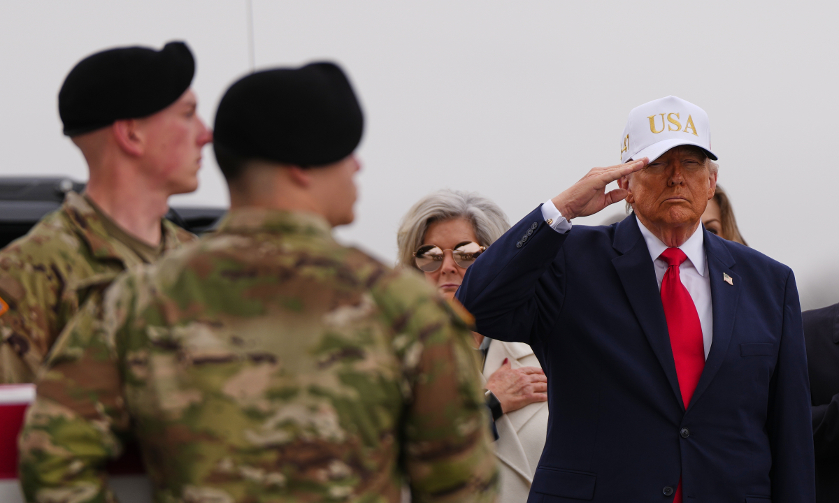 Ông Trump bị chỉ trích vì đội mũ trong lễ đón thi hài lính Mỹ