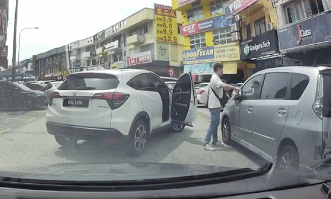 Tài xế bẻ gãy gương chiếu hậu ôtô đỗ chắn lối