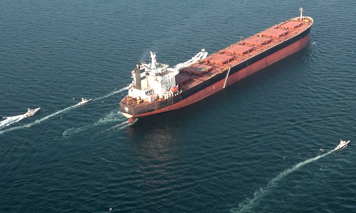 Loạt tàu hàng bị tấn công trên Eo biển Hormuz