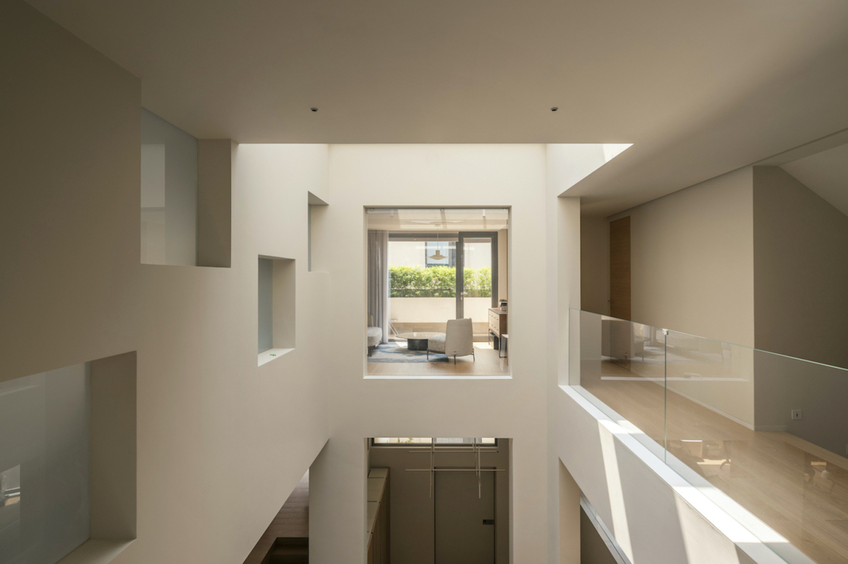 Ngôi nhà 600 m2 với hệ cửa sổ và giếng trời dày đặc