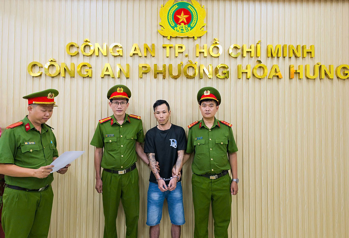 Cầm ghế đánh shipper vì để xe trước quán ốc