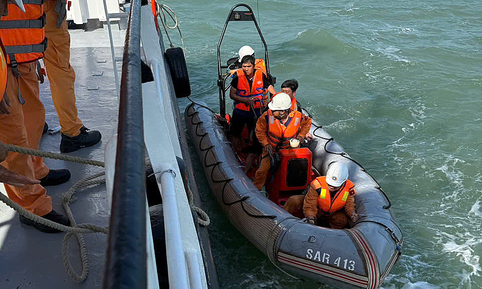 Cứu 4 thuyền viên trôi dạt 20 giờ trên biển