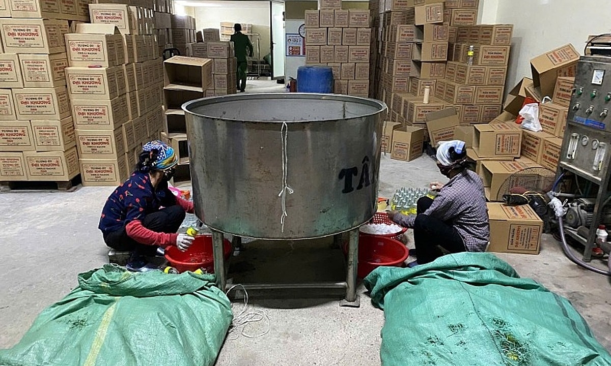 Chủ cơ sở pha axit Acetic với nước lọc để làm giấm trắng bị bắt