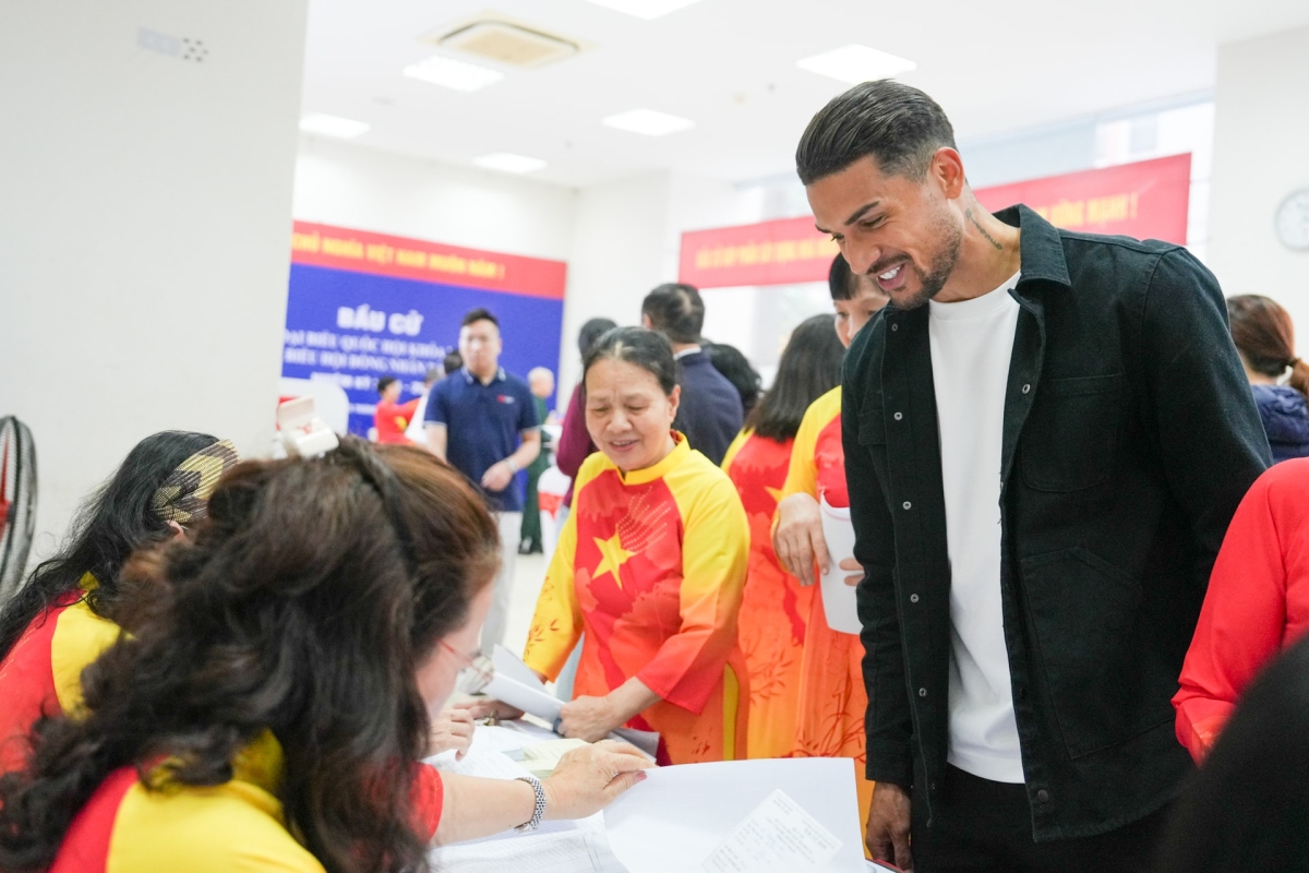 Tiền vệ Hoàng Hên: 'Tự hào khi lần đầu đi bầu cử tại Việt Nam'