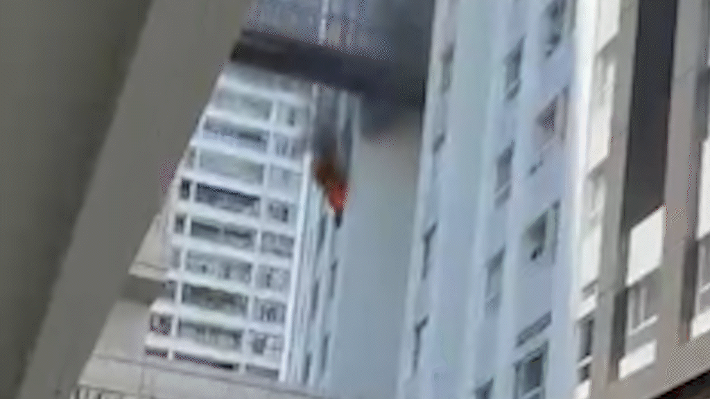 Khoảnh khắc lửa bốc cháy từ căn hộ chung cư 25 tầng