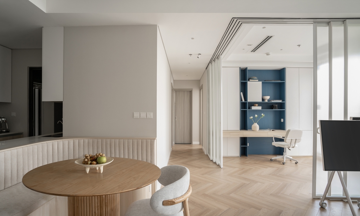 Mở rộng không gian căn hộ 73,5 m2 bằng tường vách kính