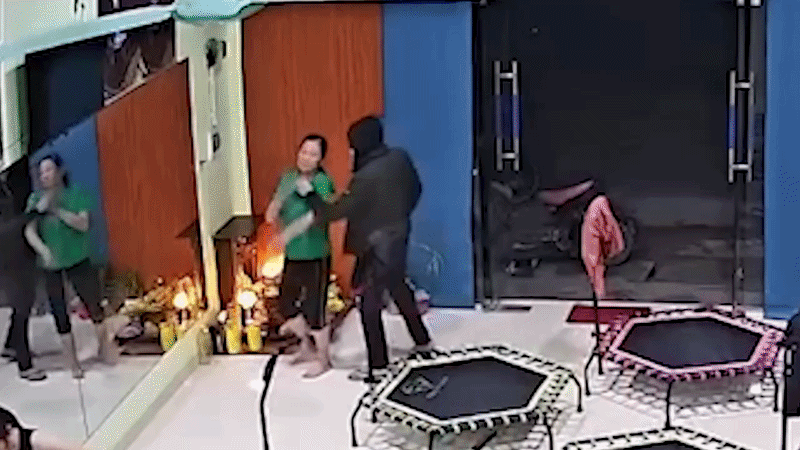 Bịt mặt, cầm hung khí vào phòng tập thể dục giật dây chuyền