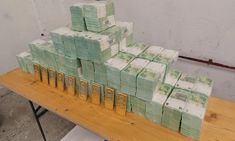 Ukraine yêu cầu Hungary trả lại 82 triệu USD tiền, vàng