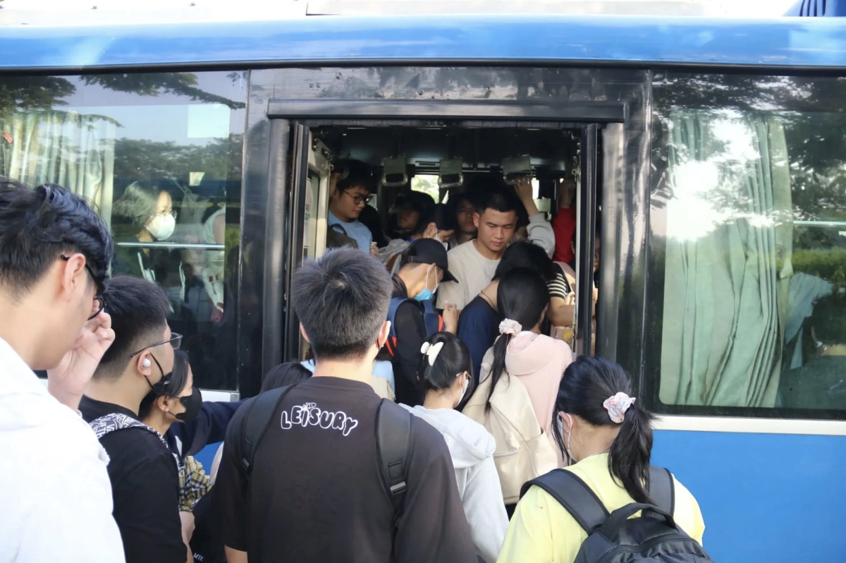 Con tôi lớp 10 đã sợ cảnh mỗi ngày đi 60 km học đại học ở ngoại thành