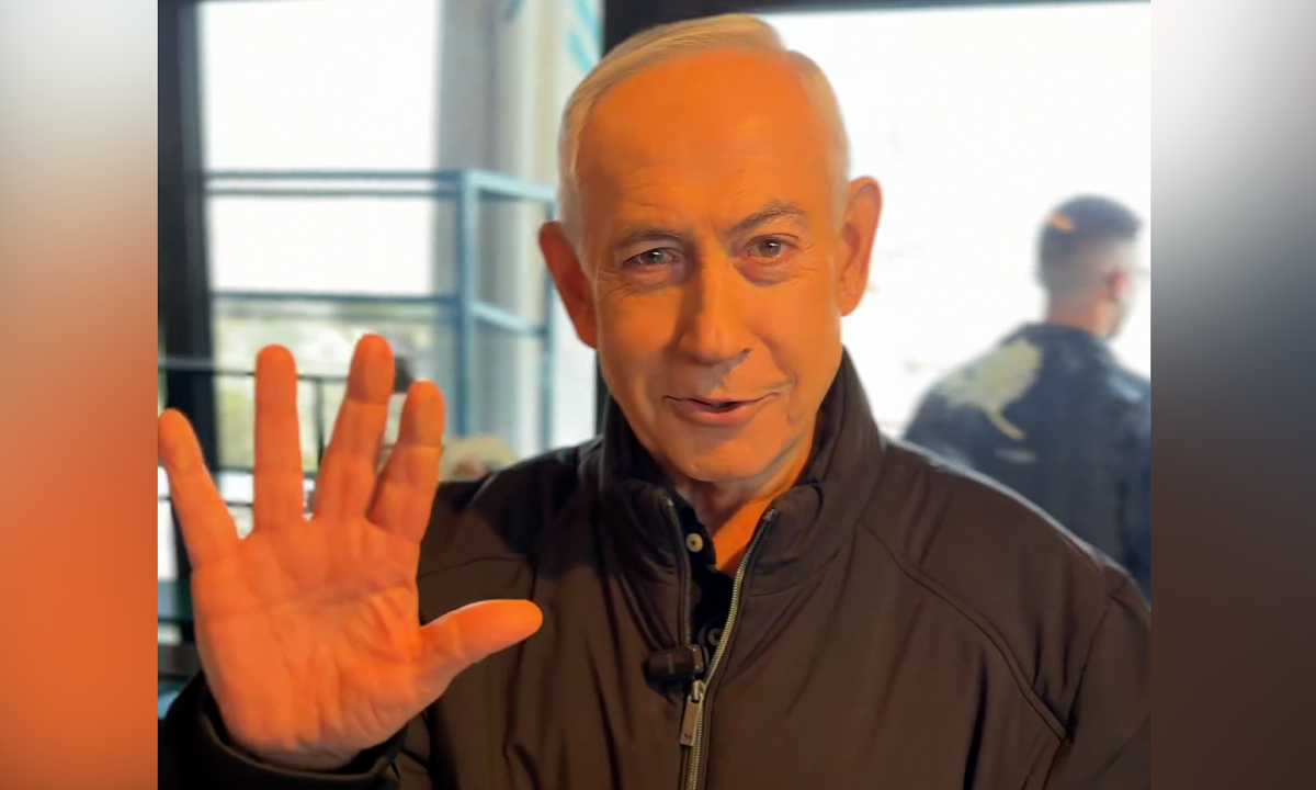 Thủ tướng Israel giơ 5 ngón tay, bác tin đồn thiệt mạng