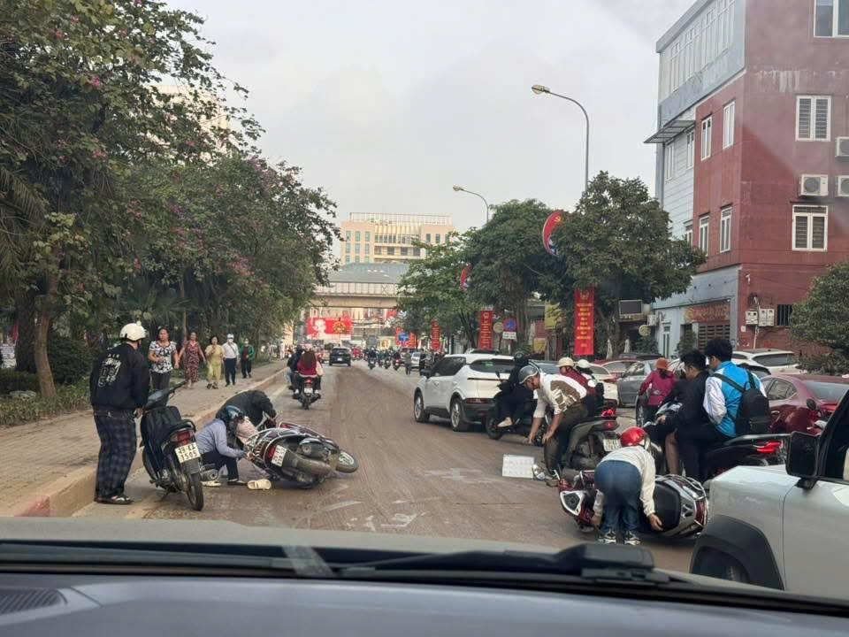 Ngã nhào vì bùn rơi xuống phố ở Hà Nội