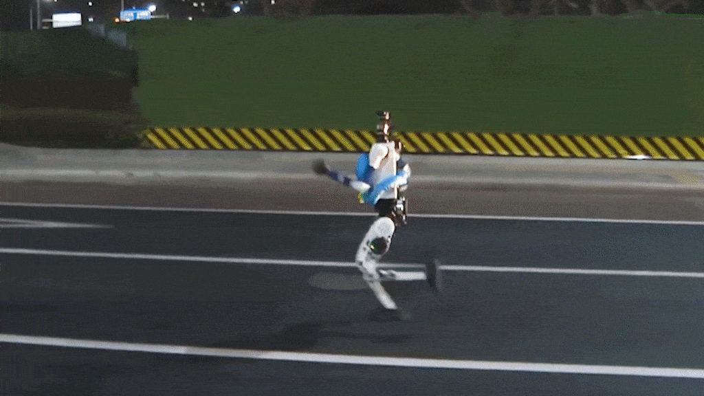 Robot tập chạy trước giải marathon Bắc Kinh