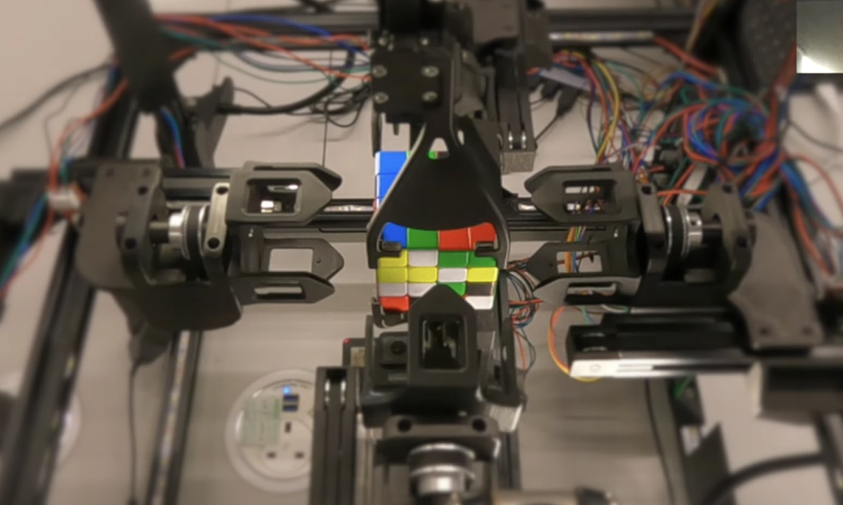 Hai anh em tự chế robot xoay rubik