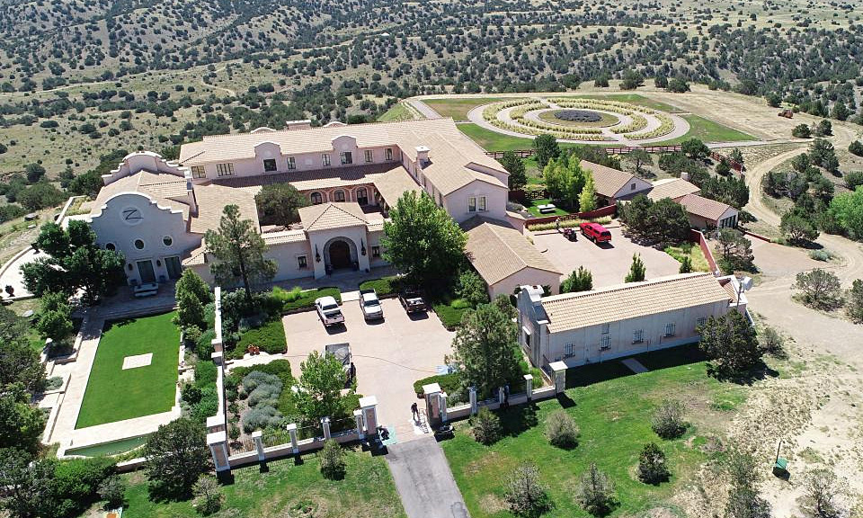 Thủ đoạn dụ dỗ thiếu nữ đến trang trại biệt lập của 'tỷ phú ấu dâm'