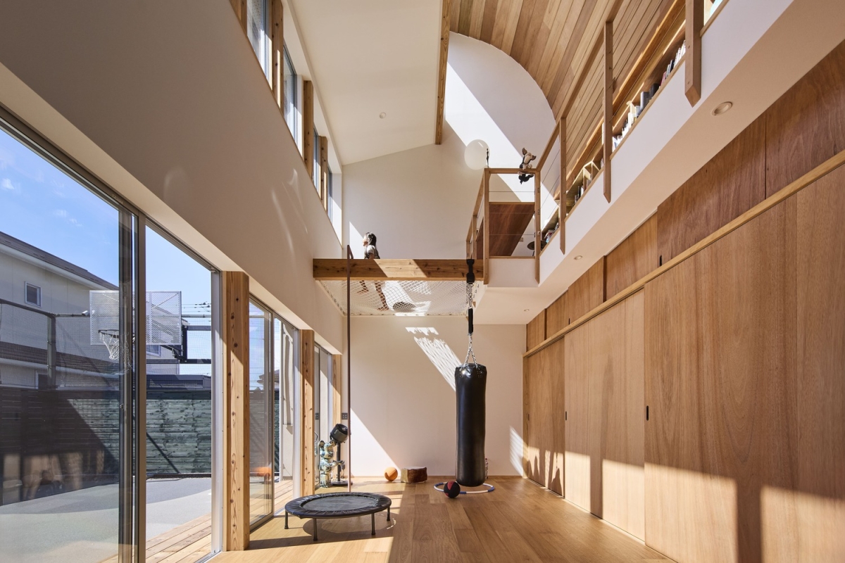 Nhà 103 m2 thiết kế sân thể thao trong nhà cho 5 người con