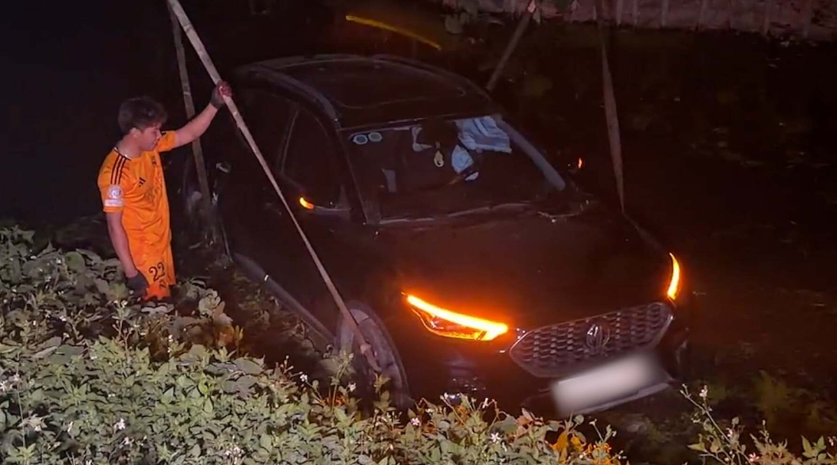 Tàu hỏa tông văng ôtô 5 chỗ xuống mương nước ở Hà Nội