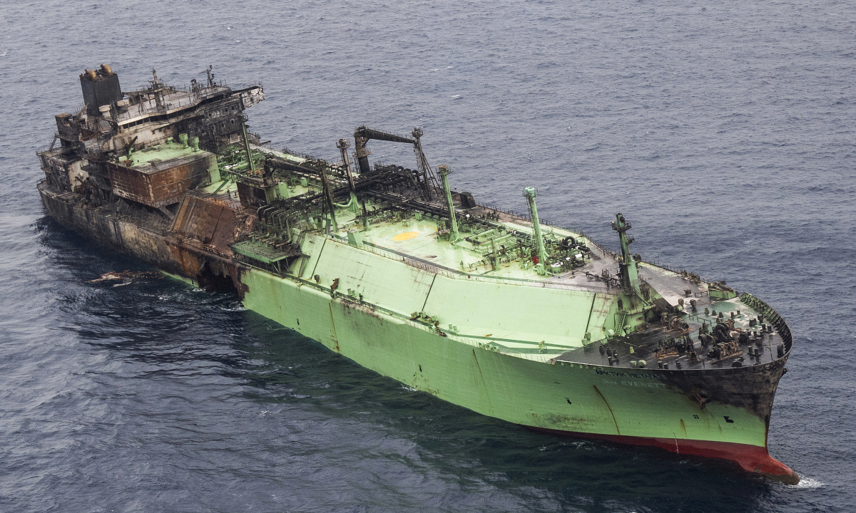 Tàu Nga chở 60.000 tấn khí đốt trôi dạt trên biển sau khi trúng UAV